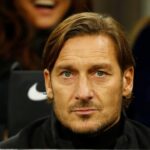 Anna Pettinelli Instagram - E così il capitano ha parlato. Lo ha fatto raccontando la sua verità: che a tradire per prima è stata lei, che è stato seguito, che lei ha svuotato le cassette di sicurezza e altri particolari raccapriccianti di una storia che finisce. Ha parlato perché chi lo conosce sa bene che non poteva stare zitto e buono a vita. Non sappiamo come stanno le cose e non lo sapremo mai, ma di sicuro sappiamo che molte storie d’amore finiscono in brutte farse. L’amore che sembrava invincibile si dimentica, svanisce. La persona che amavamo diventa nemica, un mostro, strumento in mano alle malelingue, ai nuovi falsi amici, alla gelosia dei nuovi partner. Mi auguro che riescano a ricordarsi quanto si sono amati guardandosi negli occhi,cercando di rivivere un momento di felicità passata per evitare il peggio. Testa e cuore. Almeno la testa. #love #totti #pace #amore #verità