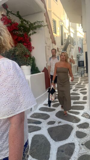 Anna Pettinelli Instagram - Scalo a Mykonos! Bello perdersi nelle sue vie piene di gente ❣️❣️❣️#mscmusica