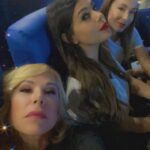 Anna Pettinelli Instagram - Se non trovate il modo di parlare con i vostri figli provate a capire la loro musica. È un perfetto terreno di incontro. Se i genitori provassero a non giudicare i gusti dei ragazzi ma a condividerli il muro generazionale sarebbe più facile da abbattere. Provateci vecchi babbioni a cantare con loro, siete stati giovani anche voi. Una volta e neanche tanto tempo fa. #musica #peace #love #