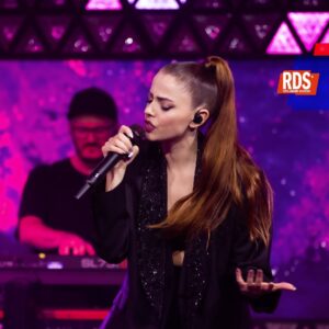 Anna Pettinelli Instagram - 🎸Stiamo solo aspettando di entrare nel vortice 🌪dell’#RDSshowcase di @naliannalisa.
.
📺 Domani, 20 dicembre, alle 21:20 su @realtimetvit Canale 31.
.
.
.
#RDSshowcase #Annalisa #AnnalisaRDS