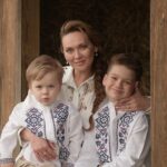 Anna Salivanchuk Instagram - Сьогодні всеукраїнський День вишиванки. Радію, коли на свята ми всією сім’єю вдягаймо вишиванки. Для нас це особливе вбрання, в якому хочеться мріяти та в якому чіткіше відчувається своє коріння. Першу свою вишиванку я вишила собі сама, мене навчила моя бабця, коли мені було 10 років. Люблю кожну свою вишиванку, бо в мене їх багато👍 Одну з них я навіть купувала собі на виписку з роддому, коли народила Нікіту.Це гарний і символічний для мене одяг, я вважаю, що в ньому можна ходити щодня. Вишита сорочка – це код нації, він дає особливі відчуття та приналежність до українського народу, його історії та культури. Сьогодні мільйони українців по всьому світу будуть у вишиванках. Багато людей у всіх куточках світу на знак солідарності з нами, на знак дружби і поваги до нас також одягнуть цей безмежно гарний витвір рук українців. 🤗 Це прекрасно, коли у нас є власні такі красиві традиції, дотримуватися котрих – задоволення і насолода. Отже давайте одягнемо цю вишиту красу у знак єдності, підтримки та любові до нашої країни. 🇺🇦 #славазсу #saveukraine Photo @elenponomaryova Дитячі вишиванки @tapppir Моя вишиванка @pani.vishivanochka