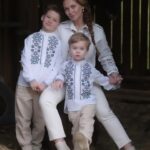 Anna Salivanchuk Instagram - Сьогодні всеукраїнський День вишиванки. Радію, коли на свята ми всією сім’єю вдягаймо вишиванки. Для нас це особливе вбрання, в якому хочеться мріяти та в якому чіткіше відчувається своє коріння. Першу свою вишиванку я вишила собі сама, мене навчила моя бабця, коли мені було 10 років. Люблю кожну свою вишиванку, бо в мене їх багато👍 Одну з них я навіть купувала собі на виписку з роддому, коли народила Нікіту.Це гарний і символічний для мене одяг, я вважаю, що в ньому можна ходити щодня. Вишита сорочка – це код нації, він дає особливі відчуття та приналежність до українського народу, його історії та культури. Сьогодні мільйони українців по всьому світу будуть у вишиванках. Багато людей у всіх куточках світу на знак солідарності з нами, на знак дружби і поваги до нас також одягнуть цей безмежно гарний витвір рук українців. 🤗 Це прекрасно, коли у нас є власні такі красиві традиції, дотримуватися котрих – задоволення і насолода. Отже давайте одягнемо цю вишиту красу у знак єдності, підтримки та любові до нашої країни. 🇺🇦 #славазсу #saveukraine Photo @elenponomaryova Дитячі вишиванки @tapppir Моя вишиванка @pani.vishivanochka