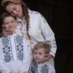 Anna Salivanchuk Instagram - Сьогодні всеукраїнський День вишиванки. Радію, коли на свята ми всією сім’єю вдягаймо вишиванки. Для нас це особливе вбрання, в якому хочеться мріяти та в якому чіткіше відчувається своє коріння. Першу свою вишиванку я вишила собі сама, мене навчила моя бабця, коли мені було 10 років. Люблю кожну свою вишиванку, бо в мене їх багато👍 Одну з них я навіть купувала собі на виписку з роддому, коли народила Нікіту.Це гарний і символічний для мене одяг, я вважаю, що в ньому можна ходити щодня. Вишита сорочка – це код нації, він дає особливі відчуття та приналежність до українського народу, його історії та культури. Сьогодні мільйони українців по всьому світу будуть у вишиванках. Багато людей у всіх куточках світу на знак солідарності з нами, на знак дружби і поваги до нас також одягнуть цей безмежно гарний витвір рук українців. 🤗 Це прекрасно, коли у нас є власні такі красиві традиції, дотримуватися котрих – задоволення і насолода. Отже давайте одягнемо цю вишиту красу у знак єдності, підтримки та любові до нашої країни. 🇺🇦 #славазсу #saveukraine Photo @elenponomaryova Дитячі вишиванки @tapppir Моя вишиванка @pani.vishivanochka