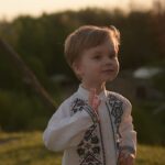 Anna Salivanchuk Instagram - Сьогодні всеукраїнський День вишиванки. Радію, коли на свята ми всією сім’єю вдягаймо вишиванки. Для нас це особливе вбрання, в якому хочеться мріяти та в якому чіткіше відчувається своє коріння. Першу свою вишиванку я вишила собі сама, мене навчила моя бабця, коли мені було 10 років. Люблю кожну свою вишиванку, бо в мене їх багато👍 Одну з них я навіть купувала собі на виписку з роддому, коли народила Нікіту.Це гарний і символічний для мене одяг, я вважаю, що в ньому можна ходити щодня. Вишита сорочка – це код нації, він дає особливі відчуття та приналежність до українського народу, його історії та культури. Сьогодні мільйони українців по всьому світу будуть у вишиванках. Багато людей у всіх куточках світу на знак солідарності з нами, на знак дружби і поваги до нас також одягнуть цей безмежно гарний витвір рук українців. 🤗 Це прекрасно, коли у нас є власні такі красиві традиції, дотримуватися котрих – задоволення і насолода. Отже давайте одягнемо цю вишиту красу у знак єдності, підтримки та любові до нашої країни. 🇺🇦 #славазсу #saveukraine Photo @elenponomaryova Дитячі вишиванки @tapppir Моя вишиванка @pani.vishivanochka