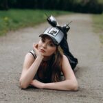 Anna Salivanchuk Instagram - Кожен обирає свій шлях!!! Ішов сніг. Взимку це звичайна справа. Погода була безвітряною, і великі пухнасті сніжинки неквапом кружляли в химерному танці, повільно наближаючись до землі. Дві сніжинки, що летіли поряд, вирішили побесідувати. Боячись втратити одна одну, вони взялися за руки, і одна з них весело сказала: – Як добре летіти, насолоджуватися польотом! – Ми не летимо, а просто падаємо, – сумно відповідала друга. – Незабаром ми зустрінемося із землею й обернемося в білу пухнасту ковдру! – Ні, ми летимо назустріч погибелі, а на землі нас просто розтопчуть. – Ми станемо струмками і попрямуємо до моря. Ми житимемо вічно! – промовила перша. – Ні, ми розтанемо і зникнемо назавжди, – заперечила друга. Врешті-решт їм набридло сперечатися. Вони розімкнули руки і кожна полетіла назустріч тій долі, яку собі обрала. Ваше життя у ваших думках та в ваших руках! Оберіть вірний шлях 🙏🏻 Photo @baki_photographer