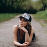 Anna Salivanchuk Instagram - Кожен обирає свій шлях!!! Ішов сніг. Взимку це звичайна справа. Погода була безвітряною, і великі пухнасті сніжинки неквапом кружляли в химерному танці, повільно наближаючись до землі. Дві сніжинки, що летіли поряд, вирішили побесідувати. Боячись втратити одна одну, вони взялися за руки, і одна з них весело сказала: – Як добре летіти, насолоджуватися польотом! – Ми не летимо, а просто падаємо, – сумно відповідала друга. – Незабаром ми зустрінемося із землею й обернемося в білу пухнасту ковдру! – Ні, ми летимо назустріч погибелі, а на землі нас просто розтопчуть. – Ми станемо струмками і попрямуємо до моря. Ми житимемо вічно! – промовила перша. – Ні, ми розтанемо і зникнемо назавжди, – заперечила друга. Врешті-решт їм набридло сперечатися. Вони розімкнули руки і кожна полетіла назустріч тій долі, яку собі обрала. Ваше життя у ваших думках та в ваших руках! Оберіть вірний шлях 🙏🏻 Photo @baki_photographer