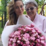 Anna Salivanchuk Instagram – Поспішаю вам нагадати, в неділю 12 травня – прекрасне, всіма улюблене, найсвітліше свято – день мами🥰❤️

А нагадую так заздалегідь, щоб ви встигли б підготуватися і щиро, з любов’ю привітати своїх дорогих матусь❤️

Подарувати подарунок або просто тепло, посмішку та багато обіймів 🥰
Адже наші мами заслужили нашу любов! Їм потрібно частіше нагадувати, як вони нам дорогі і незамінні!

Моя мама часто каже, що вона як Гліб 🙈 хоче зайвий раз (який ніколи зайвим не буде) почути слова любов та підтримки. Це для них зараз так важливо 🙏

І пам’ятайте, що бути мамою, це дуже важка робота, я це зрозуміла, коли стала сама мамою двох синів 🥰 

У вас є час, зробіть своїй мамі незабутнє свято❤️

#трояндидлямами #квітидлямама #деньматері