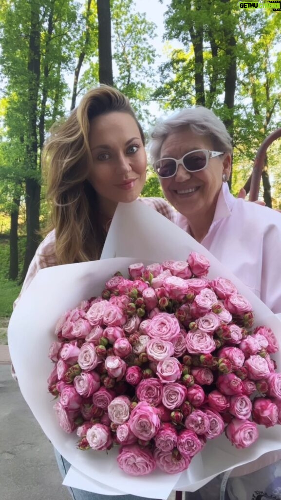 Anna Salivanchuk Instagram - Поспішаю вам нагадати, в неділю 12 травня - прекрасне, всіма улюблене, найсвітліше свято - день мами🥰❤️ А нагадую так заздалегідь, щоб ви встигли б підготуватися і щиро, з любов’ю привітати своїх дорогих матусь❤️ Подарувати подарунок або просто тепло, посмішку та багато обіймів 🥰 Адже наші мами заслужили нашу любов! Їм потрібно частіше нагадувати, як вони нам дорогі і незамінні! Моя мама часто каже, що вона як Гліб 🙈 хоче зайвий раз (який ніколи зайвим не буде) почути слова любов та підтримки. Це для них зараз так важливо 🙏 І пам’ятайте, що бути мамою, це дуже важка робота, я це зрозуміла, коли стала сама мамою двох синів 🥰 У вас є час, зробіть своїй мамі незабутнє свято❤️ #трояндидлямами #квітидлямама #деньматері