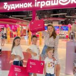 Anna Salivanchuk Instagram - Вже зовсім скоро прекрасне свято ДЕНЬ ЗАХИСТУ ДІТЕЙ насправді ми охороняємо своїх дітей кожного дня, а в цей день можна ще трішечки більше приділити малечі уваги та любові❤️ Ми з @bi.ua Хочемо ощасливити двох діток і розіграти чудові набори Lego Friends для дівчат і Lego для хлопчиків👍 УМОВИ РОЗІГРАШУ ✅підписатись на @bi.ua ✅пролайкати 3 останні пости у мене і у @bi.ua ✅і під цим постом написати «З днем захисту дітей» Розіграю 1 червня👍 Удачі🙏🏻 А тим часом, в «Будинок іграшок», як завжди, знайдете найрізноманітніший асортимент іграшок - новинки, хіти, ігрові набори, колекційні фігурки за мотивами улюблених героїв, і звичайно, безліч суперпропозицій, акцій. Тож якщо вам треба все й одразу, приходьте в «Будинок іграшок» - місце де збуваються мрії! І найцікавіше!!! Увага-увага!!! Безліч пропозицій зі знижками до -50% на крутезні іграшки! Купуючи товари в мережі “Будинок іграшок”, долучайтеся до спільної благодійної акції з фондом «Таблеточки». Додайте будь-яку комфортну суму до свого чеку - наблизьте дітей- підопічних ФБ “Таблеточки” до перемоги над раком. Любіть, захищайте, цініть, і особливо вірте у своїх дітей щодня🙏🏻🙏🏻🙏🏻💙💛