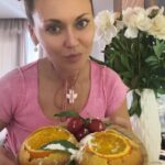 Anna Salivanchuk Instagram - СОКОВИТІ АПЕЛЬСИНОВІ КЕКСИ ІНГРІДІЄНТИ ✅2 апельсина ✅цедра з одного апельсину ✅150 гр цукру ✅150 гр фрешу з апельсину ✅8 гр ванільного цукру ✅150 гр масла ✅100 гр сметани ✅200 гр борошна ✅сіль ✅розпушувач пів чайної ложки В мене вийшло 3 смачних кекса🔥 Смачного💋 #славаукраїні #героямслава #смачно #рецепти