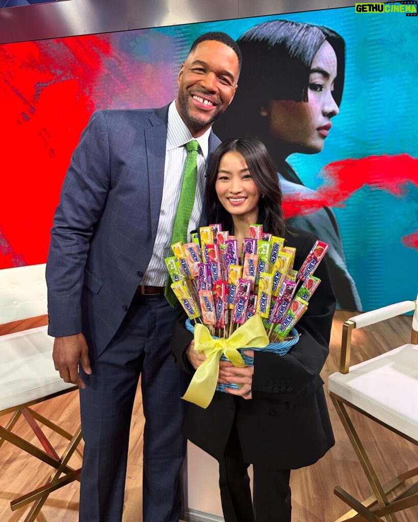 Anna Sawai Instagram - @annasawai of @shogunfx is HERE and we have a sweet surprise for her! 🍭➡️