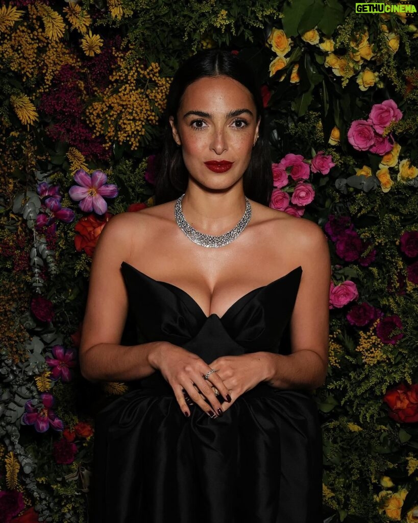 Anna Shaffer Instagram - 🌷 🌹 🌺 @britishvogue X @bafta 🌺🌹🌷 @zimmermann @garrard Ty @dysonbeauty @marthanellmackintosh @lancomeofficial @messapaulo❣️ skin prep by @drkarendoherty @dermaluxled 🖤 📸: @darren_gerrish