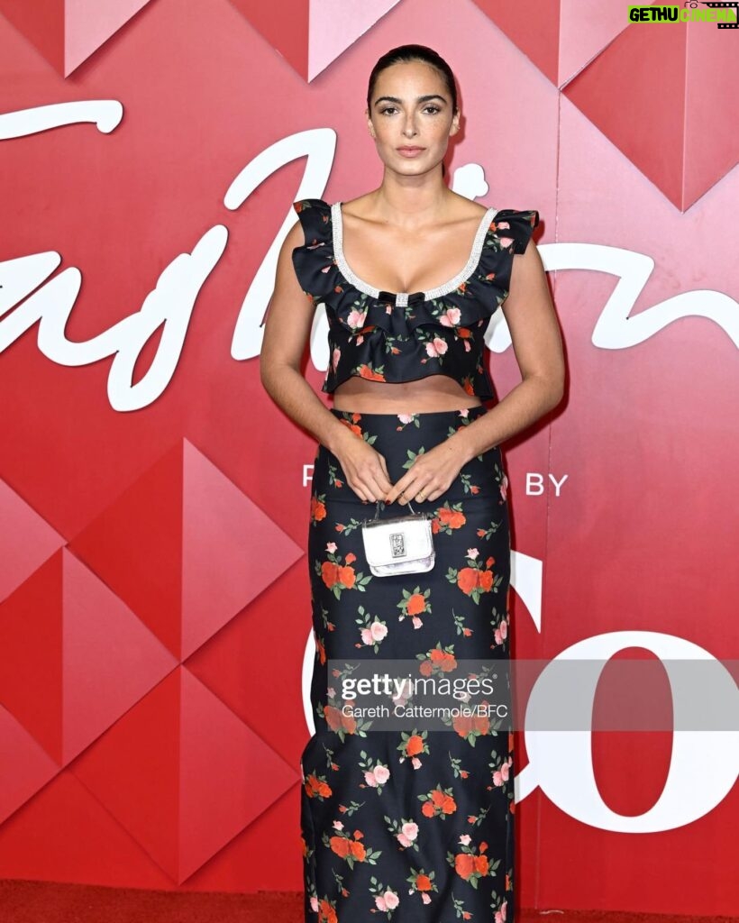 Anna Shaffer Instagram - It’s called fashion honey, look it up!!!!! Thank you so much for a beautiful evening @mulberryengland @britishfashioncouncil ✨ Thank you thank you gorgeous glam team - my forever love @rachelsingerclark on 🎨 and THE @charlottemensah on icon and bun duty ❤️ @mulberryengland 👜 @shushu__tong 👗 And thank you to @onehundredshoreditch for hosting me and to @purplepr and to the queen @kikikaur for everything always! 💥