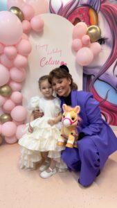 Anna Shulgina Instagram - 3 года моей любимой девочке, даже не верится…💜 Уже 3 года, как я не отмечаю бурно Новый год, ведь самым главным праздником, к которому тщательно готовлюсь и с нетерпением жду, теперь является 1 января, День Рождения моей сладкой бусинки, ангела, сырничка… Любовь, любовь большая и чистая.
