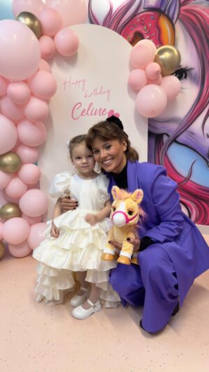 Anna Shulgina Instagram - 3 года моей любимой девочке, даже не верится…💜

Уже 3 года, как я не отмечаю бурно Новый год, ведь самым главным праздником, к которому тщательно готовлюсь и с нетерпением жду, теперь является 1 января, День Рождения моей сладкой бусинки, ангела, сырничка… Любовь, любовь большая и чистая.
