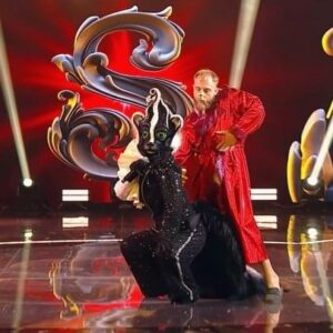 Anna Shulgina Instagram - Какой номер Скунцессы вам больше всего понравился?🔥

Выпуск 1 - «Моя бабушка курит трубку»
Выпуск 2 - «In your eyes»
Выпуск 3 - «Курю»
Выпуск 4 - «Нас не догонят»
Выпуск 5 - «Я буду всегда с тобой»
Выпуск 6 - «Бьет бит»
Выпуск 7 - «I wanna be your slave»
Выпуск 8 - «Feel good inc»

Очень хотелось сделать не только разные по стилистике номера, но и играть с характером и физикой персонажа. Я очень рада, что иногда позволяли встревать со своими идеями в постановки (например, «Я буду всегда с тобой») и аранжировки (такие, как «Бьет бит», «Feel good inc», «I wanna be your slave»). 
Безумно счастлива, что почти все номера были танцевальными. Стоять-то тяжело с неповоротливым двухметровым хвостом, тяжелой маской, от которой болит шея и образовываются мозоли на лбу, обмотанным в поролон туловищем, а уж танцевать и подавно!😅 Нереально благодарна  хореографам и танцорам (у меня нет их аккаунтов, не могу отметить) за то, что не шли у меня на поводу и не облегчали мне танцы, а усложняли их с каждым выпуском. Удивительно, но, даже за столь короткий срок, из-за сумасшедшего режима репетиций, записи и съемок, успеваешь вдруг открыть самого себя с новой стороны…

Однозначно будет, что вспомнить.

С любовью, 
Ваша Скунцесса 🦨