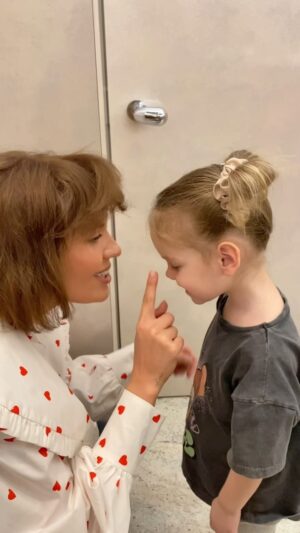 Anna Shulgina Instagram - Моя трогательная девочка.
Этот голосок.
Абсолютная.
Любовь.
❤️