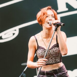 Anna Tsuchiya Instagram - ⚡️FUJI ROCK FESTIVAL '23⚡️ @fujirock_jp 

今夏のフジロックでROUTE 17 Rock‘n'Roll ORCHESTRA (feat. 奥田民生 @rcmr_official ／トータス松本 @tortoise_matsumoto_official ／土屋アンナ／Doul @douldoll_ )の一員として歌ってきた模様がフジテレビnextで放送されるよ🤘激アツ❤️‍🔥❤️‍🔥⚡️

☟
https://otn.fujitv.co.jp/b_hp/923200099.html
アンナはDAY1だよん😘

シャウトしてるアンナをちょい見せ💖

photo by Taio konishi

#土屋アンナ #フジロック'23