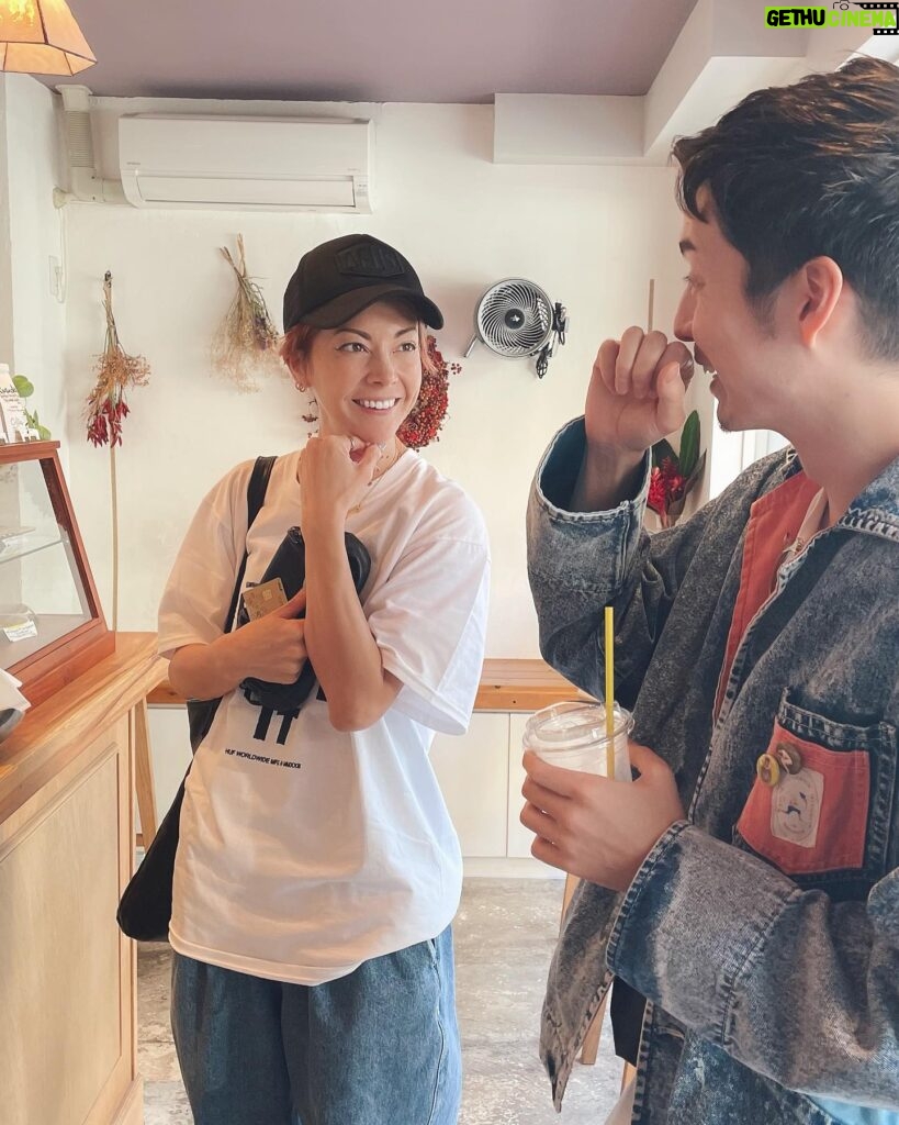 Anna Tsuchiya Instagram - 大好きなヨシダコーヒー @yoshida.coffee.sangubashi で打ち合わせ☕️(ちゃんと仕事してる土屋えらい) バナナケーキとドーナツ🍩を買って子供たちのお迎えに行きましたとさ🚲 #土屋アンナ