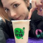 Anna Tsuchiya Instagram – 実は土屋
中国　広州にいます(!)
そう！今日はライブ！
まさかの舞台終わりから忙しく‥
喉やられたり
何やかんや‥
しかーし！広州にて美味しいものばかり！最高です！
ご飯も美味しいけどこの喉にいい漢方最強でした！めっちゃ効く❤️
ココナッツラテもうまうま🥥

#土屋アンナ