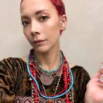 Anna Tsuchiya Instagram - こんばんは❤️ディズニーランドに行くと必ずホーンテッドマンションに乗るアンナです🎢 公開中の映画『ホーンテッドマンション』の吹替版で霊媒師ハリエット役を演じたよん✨👻 ホーンテッドマンションの世界にどっぷりつかれるめちゃたのしい映画です❤️ みんな劇場にGOだよ😎✨ 写真は霊媒師ハリエット風の衣装とおまけショット🤭 #ホーンテッドマンション #ディズニー #土屋アンナ