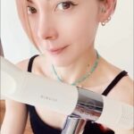 Anna Tsuchiya Instagram - なんだこりゃ‼️ 最高なドライヤーをいただきました❤️‍🔥 めっちゃ速攻で乾く‼︎ （今まで髪乾かすのが‥苦手土屋笑内緒） 時短！楽ちん！軽い！最高なんですけどー😭 しかも髪のこと考えてくれてて、 猫っ毛あんど染めてる土屋の髪の毛にツヤが‥😏😏😏😏 やったぁ🤩 子供たちにも最高だね😉 thank you😍 #PR #KINUJO #AnelaBeauty #KINUJO_PR #ドライヤー #ツヤ髪　　 #ヘアケア @kinujo.jp @anela_beautyshop