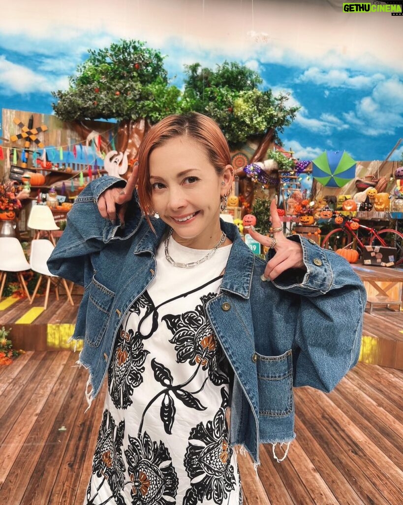 Anna Tsuchiya Instagram - TBSアイ・アム・冒険少年📺 観てくれたみんなありがと🥹❤️‍🔥 シンバがタイでゾウに…🤭 ドキドキの大冒険をさせてもらったよ🐘🤘 TVerで見逃し配信してるからまだの人はぜひ🫶 衣装 アイ・アム・冒険少年 ・pierce & necklace @justindavis_jewels @jack_joat ・jacket @carouse.lambra ・one-piece @intimissimiofficial ・pants @rollasjeans #土屋アンナ