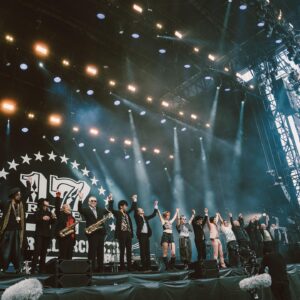 Anna Tsuchiya Instagram - ⚡️FUJI ROCK FESTIVAL '23⚡️ @fujirock_jp 

今夏のフジロックでROUTE 17 Rock‘n'Roll ORCHESTRA (feat. 奥田民生 @rcmr_official ／トータス松本 @tortoise_matsumoto_official ／土屋アンナ／Doul @douldoll_ )の一員として歌ってきた模様がフジテレビnextで放送されるよ🤘激アツ❤️‍🔥❤️‍🔥⚡️

☟
https://otn.fujitv.co.jp/b_hp/923200099.html
アンナはDAY1だよん😘

シャウトしてるアンナをちょい見せ💖

photo by Taio konishi

#土屋アンナ #フジロック'23