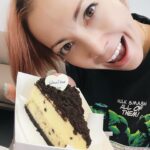 Anna Tsuchiya Instagram - リハーサル中❤️‍🔥❤️‍🔥❤️‍🔥 いよいよ明日本番🔥🔥🔥 おいしそなケーキの差し入れにがっつくあまりスプーンを破壊した土屋🥺 #土屋アンナ #你好