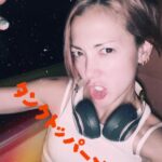Anna Tsuchiya Instagram - すっぴん、サンダル、髪ボサボサ3点セットの土屋が中国の成都に到着したぜいっ😘💖 さっそくおビールをいただいてから、明日のリハに向けて移動っ🚌💨 本番に向けてテンションあげてくよー❤️‍🔥🤘❤️‍🔥 #土屋アンナ #中国的朋友们，大家好！