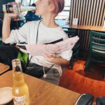 Anna Tsuchiya Instagram - すっぴん、サンダル、髪ボサボサ3点セットの土屋が中国の成都に到着したぜいっ😘💖 さっそくおビールをいただいてから、明日のリハに向けて移動っ🚌💨 本番に向けてテンションあげてくよー❤️‍🔥🤘❤️‍🔥 #土屋アンナ #中国的朋友们，大家好！