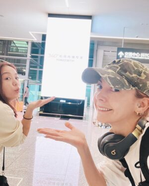 Anna Tsuchiya Instagram - すっぴん、サンダル、髪ボサボサ3点セットの土屋が中国の成都に到着したぜいっ😘💖
さっそくおビールをいただいてから、明日のリハに向けて移動っ🚌💨
本番に向けてテンションあげてくよー❤️‍🔥🤘❤️‍🔥

#土屋アンナ #中国的朋友们，大家好！