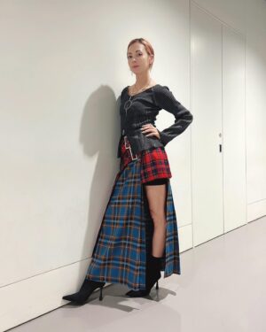 Anna Tsuchiya Instagram - ズバリ！教えまSHOW

観てくれたみんなありがと💖

ロケ衣装🚌
・T-shirt
@rollasjeans 
@jack_joat 

・long T-shirt
@pameopose 

・pants
@rollasjeans 

スタジオ衣装👗
・tops
@prankproject_official 

・skirt&earrings
@pameopose 

necklace
@blanciris_official 

#土屋アンナ