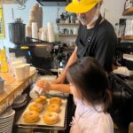 Anna Tsuchiya Instagram - シンバの柔道試合の朝 大好きな @yoshida.coffee.sangubashi にてよしさん手作りのラテとドーナツ🍩 最高に美味しいすぎる❤️ そしてシンバ勝ちました✌️ #土屋アンナ