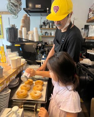 Anna Tsuchiya Instagram - シンバの柔道試合の朝
大好きな @yoshida.coffee.sangubashi にてよしさん手作りのラテとドーナツ🍩
最高に美味しいすぎる❤️
そしてシンバ勝ちました✌️

#土屋アンナ