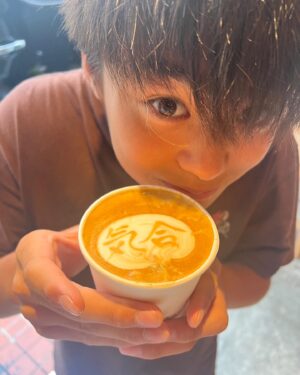 Anna Tsuchiya Instagram - シンバの柔道試合の朝
大好きな @yoshida.coffee.sangubashi にてよしさん手作りのラテとドーナツ🍩
最高に美味しいすぎる❤️
そしてシンバ勝ちました✌️

#土屋アンナ