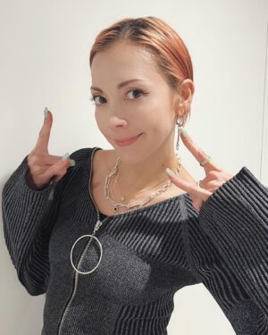 Anna Tsuchiya Instagram - ズバリ！教えまSHOW

観てくれたみんなありがと💖

ロケ衣装🚌
・T-shirt
@rollasjeans 
@jack_joat 

・long T-shirt
@pameopose 

・pants
@rollasjeans 

スタジオ衣装👗
・tops
@prankproject_official 

・skirt&earrings
@pameopose 

necklace
@blanciris_official 

#土屋アンナ