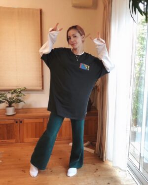 Anna Tsuchiya Instagram - ズバリ！教えまSHOW

観てくれたみんなありがと💖

ロケ衣装🚌
・T-shirt
@rollasjeans 
@jack_joat 

・long T-shirt
@pameopose 

・pants
@rollasjeans 

スタジオ衣装👗
・tops
@prankproject_official 

・skirt&earrings
@pameopose 

necklace
@blanciris_official 

#土屋アンナ