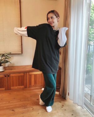 Anna Tsuchiya Instagram - ズバリ！教えまSHOW

観てくれたみんなありがと💖

ロケ衣装🚌
・T-shirt
@rollasjeans 
@jack_joat 

・long T-shirt
@pameopose 

・pants
@rollasjeans 

スタジオ衣装👗
・tops
@prankproject_official 

・skirt&earrings
@pameopose 

necklace
@blanciris_official 

#土屋アンナ