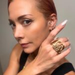 Anna Tsuchiya Instagram - アレキサンダーマックイーンのSHOWを見させていただきました❤️ 時代を超えてマックイーンのラインはマジでカッコ美しい❤️ 素敵なRINGもありがと❤️ #土屋アンナ
