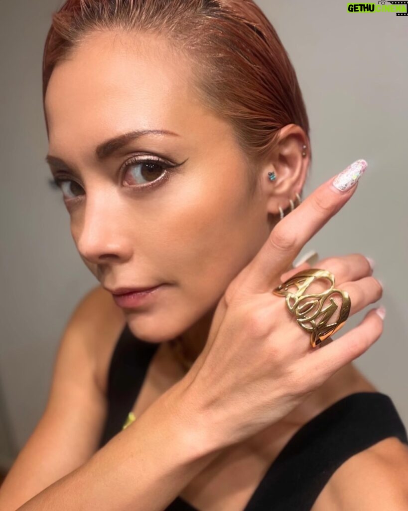 Anna Tsuchiya Instagram - アレキサンダーマックイーンのSHOWを見させていただきました❤️ 時代を超えてマックイーンのラインはマジでカッコ美しい❤️ 素敵なRINGもありがと❤️ #土屋アンナ