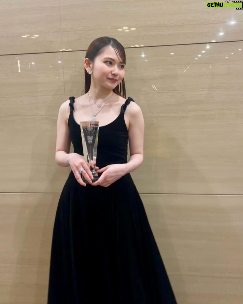 Anna Yamada Instagram - 先日のELLE CINEMA AWARDにてライジングスター賞をいただきました。 素敵な賞を受賞させていただき本当に光栄です☺️ 映画#山女　引き続きよろしくお願いします！