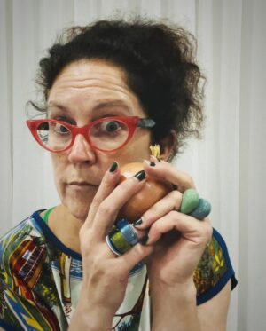 Annabel Crabb Instagram - I sat down (alarmingly recently) to write the new one-woman show I’m bringing to @adlfringe in, like, TWO WEEKS…. It’s called The Grilling Season and it’s a collection of seamy tales about food and politics and the weird things that have happened over my 25 years of combining them. I realised that I have three anecdotes that SPECIFICALLY concern onions.  It’s going to be … dicey….
🧅 Come along if you’re in #Radelaide as indeed all sensible people are in Feb/March. Details in my bio …