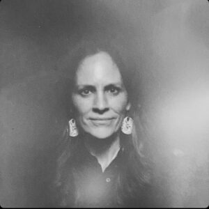 Annabeth Gish Instagram - Me and my Aura—which changes daily I’m told… so don’t hold me to it. Never been a better headshot;) 📸@haloauragraphic