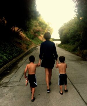 Annabeth Gish Instagram - Memory jolt from 11 years ago today, courtesy of my magical iPhone memory museum, determined to make me gasp at the speed with which time is passing. I can still feel the grip of their small, salty-chip, summertime hands… Don’t blink. A favorite image forever. 📸 @donutshoppeproductions 7/22/2012.