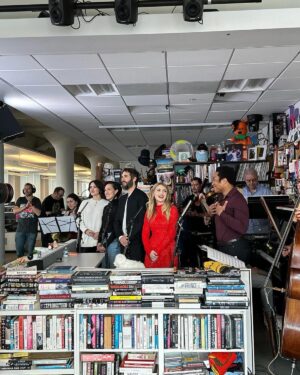 Annaleigh Ashford Instagram - A Tiny-sized treat just in time for the holidays! Our brilliant @SweeneyToddBway cast stopped by the @npr #tinydesk studio for some Broadway magic. We had so much fun together, led by @alacamoire 🥧❤️