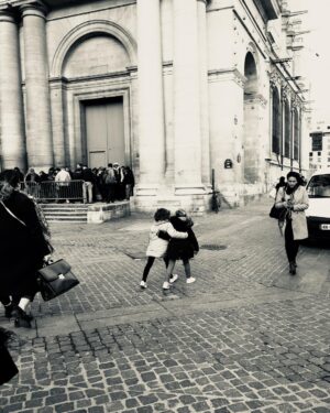 Anne Caillon Instagram - Les petites filles de Saint-Eustache 👩‍❤️‍💋‍👩 #soupepopulaire #bff #happygirls #parisjetaime #absolutelove #paris