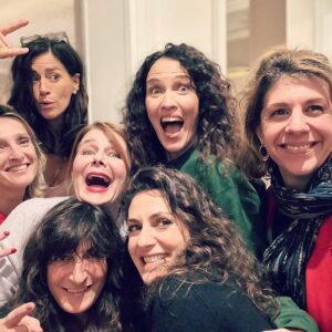 Anne Caillon Instagram - Se retrouver entre meufs, c’est parler de tout et de rien, mais surtout de tout, du monde qui dérape, des libertés perdues, des ex, des hommes aux plaquettes de chocolat ou aux ventres rebondis, de ceux aux cheveux grisonnants ou de ceux qui aiment les MILF, causer Instagram et ses algorithmes fous, mais aussi débattre sur le principe de savoir dire non, et de poser des limites, la ménopause, la sexualité, après 50 ans ou le Womanizer 🥰 …. 
Ce sont des échanges, des partages, des sourires, des rires, des questionnements et ce plaisir absolu de se retrouver entre femmes, entre sœurs de cœur et de réaliser la chance que nous avons de pouvoir profiter de ces moments .
Petit bonus avec cette photo magique de ma @clemencethioly avec mes jambes de Passepartout 😅, des ailes de poulet, comme dirait notre Arianne d’amour @ariane_seguillon et cette photo avec notre Anouche chérie merveilleuse hôte, avec un gros câlin au moment de se dire au revoir 💞 

#bbf #sororité #dna @clemencethioly @ariane_seguillon @juliettetresanini @nadiafossier_officiel @annecailloninsta @chamissk