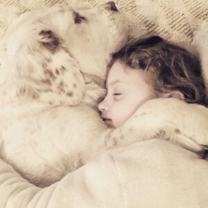 Anne Caillon Instagram - Dimanche soir, espoir 🐶💛👧🏼 #absolutelove #mesfilles #clumberspaniel #white #whiteiswhite #paris #doglovers #demainleurappartient #calin #dogsofinstagram