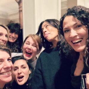 Anne Caillon Instagram - Se retrouver entre meufs, c’est parler de tout et de rien, mais surtout de tout, du monde qui dérape, des libertés perdues, des ex, des hommes aux plaquettes de chocolat ou aux ventres rebondis, de ceux aux cheveux grisonnants ou de ceux qui aiment les MILF, causer Instagram et ses algorithmes fous, mais aussi débattre sur le principe de savoir dire non, et de poser des limites, la ménopause, la sexualité, après 50 ans ou le Womanizer 🥰 …. 
Ce sont des échanges, des partages, des sourires, des rires, des questionnements et ce plaisir absolu de se retrouver entre femmes, entre sœurs de cœur et de réaliser la chance que nous avons de pouvoir profiter de ces moments .
Petit bonus avec cette photo magique de ma @clemencethioly avec mes jambes de Passepartout 😅, des ailes de poulet, comme dirait notre Arianne d’amour @ariane_seguillon et cette photo avec notre Anouche chérie merveilleuse hôte, avec un gros câlin au moment de se dire au revoir 💞 

#bbf #sororité #dna @clemencethioly @ariane_seguillon @juliettetresanini @nadiafossier_officiel @annecailloninsta @chamissk